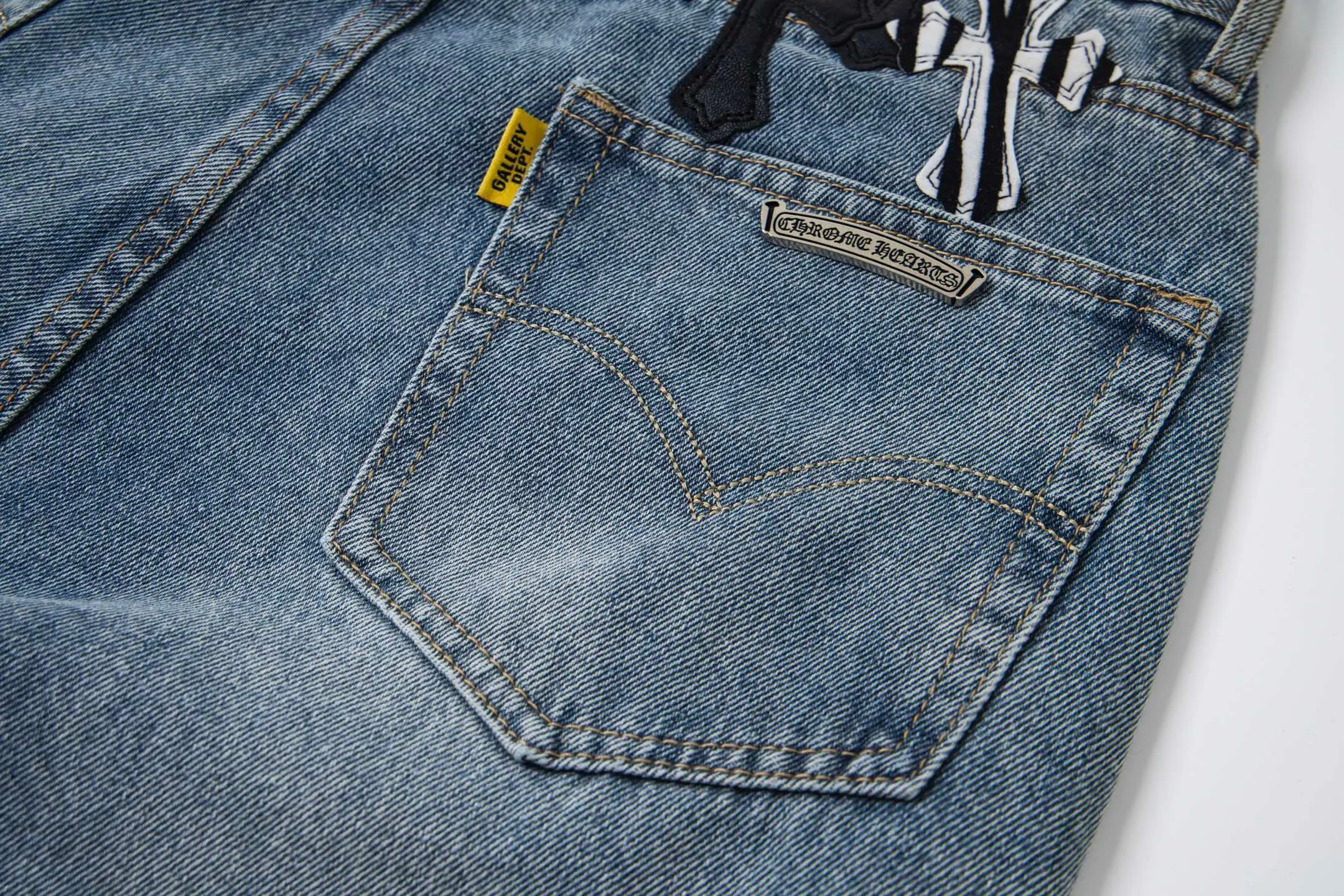 💰290 GALLERY DEPT & Chrome hearts Washed jeans with large logo and devil multi-label cross, truly restore the ultimate vintage texture, three-dimensional version, loose and comfortable, not picky about the figure, taller and slimmer, factory-made, original quality control, same style for men and women, can be matched with couples, versatile recommendation, must-have jeans for all seasons, fashionable people have been disappointed. From the quality selection of fabrics, the tailoring of details, and the matching of patterns, they are all impeccable! The upper body is so handsome when worn...it can be easily worn by men, women and children! The craftsmanship is made of heavy-duty washed pure cotton denim fabric. After washing, it is soft and thick. It is very stylish when worn on the body. Style number: 1756 Color: blue Size: 28 30 32 34 36